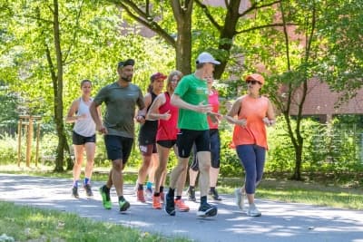 Conny und Valentin, zwei passionierte Läufer mit langjähriger Erfahrung und einer tiefen Begeisterung für den Laufsport stehen hinter diesem ehrenamtlichen Projekt laufsportal.ch